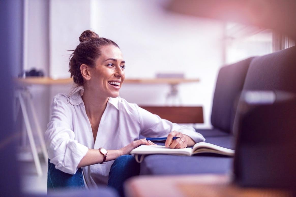 Студент работает с материалами курса